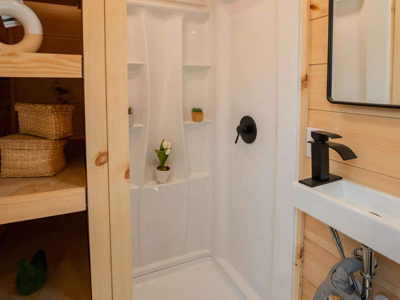 1748475439 805 Decouvrez ce Tiny Home Scandinave a 50K Modernite et - plare.