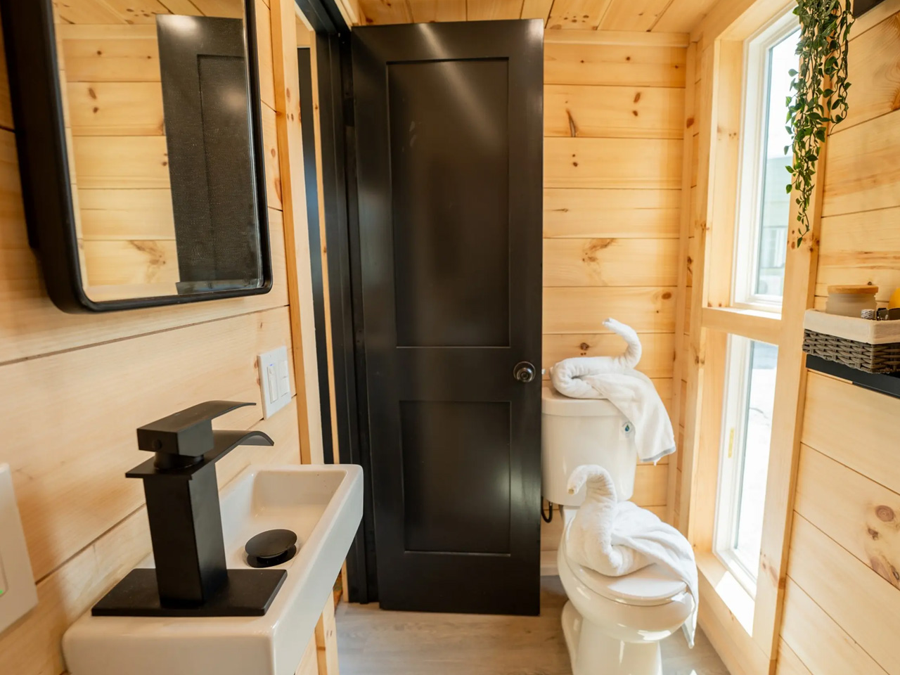 1748475440 895 Decouvrez ce Tiny Home Scandinave a 50K Modernite et - plare.