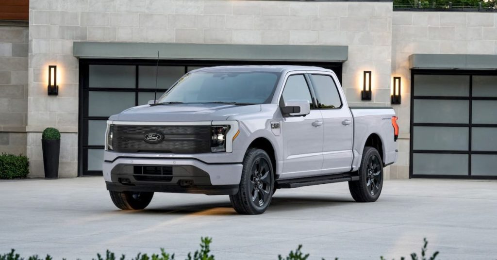 Ford’s employee pricing deal is proving effective, but its duration remains uncertain.
## Informations boursières pour Ford Motor Co. (F)
– Ford Motor Co. est un(e) equity sur le marché USA.
– Le cours est de 10.55 USD, actuellement avec une évolution de 0.10 USD (0.01 %) par rapport à la clôture précédente.
– Dernier cours d’ouverture : 10.56 USD ; volume intraday : 102035764.
– Plus haut intraday : 10.78 USD ; plus bas intraday 10.43 USD.
– Heure dernier cours : mardi, mai 13, 00:19:00 TU.