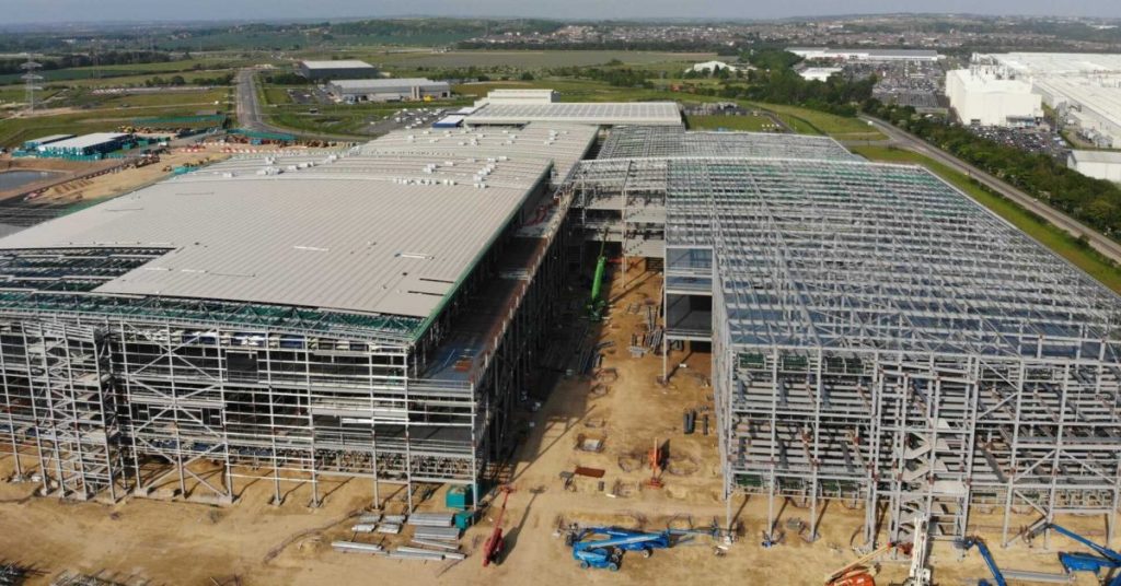 Un nouveau site de production de batteries au Royaume-Uni a sécurisé 1 milliard de livres sterling pour alimenter 100 000 véhicules électriques.
Au taux de change actuel, 1 livre sterling équivaut à environ 1,18532 euros (exchangerates.org.uk). Ainsi, 1 milliard de livres sterling correspond à environ 1,185 milliard d’euros.
Ce projet ambitieux vise à renforcer l’infrastructure des véhicules électriques au Royaume-Uni, soutenant ainsi la transition vers une mobilité plus verte.