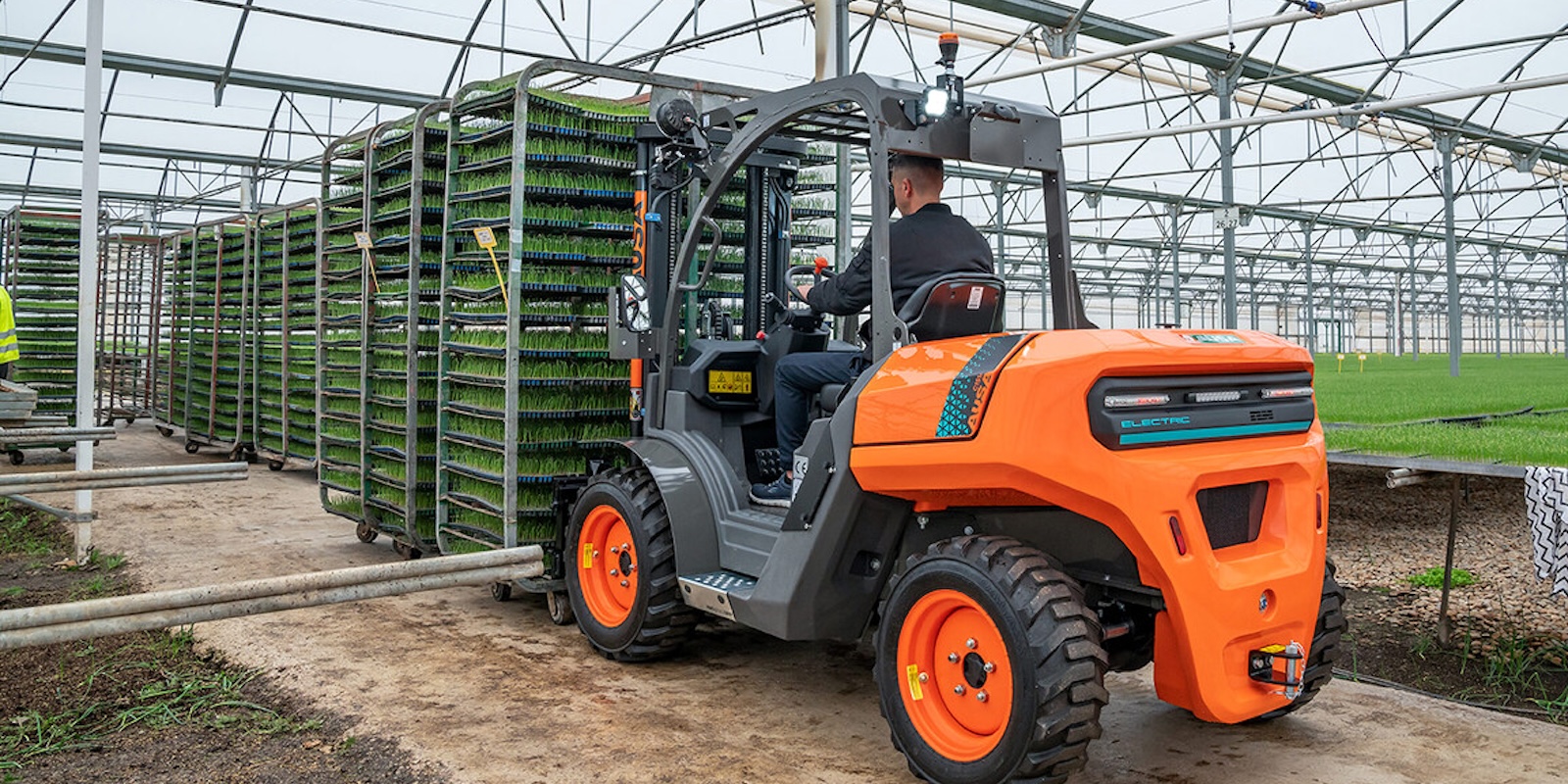 AUSA enrichit sa gamme de véhicules électriques de construction avec un chariot élévateur tout terrain électrique - plare. Ausa Rolls Out First Electric Rough-Terrain Forklift, New Reversible Dumper