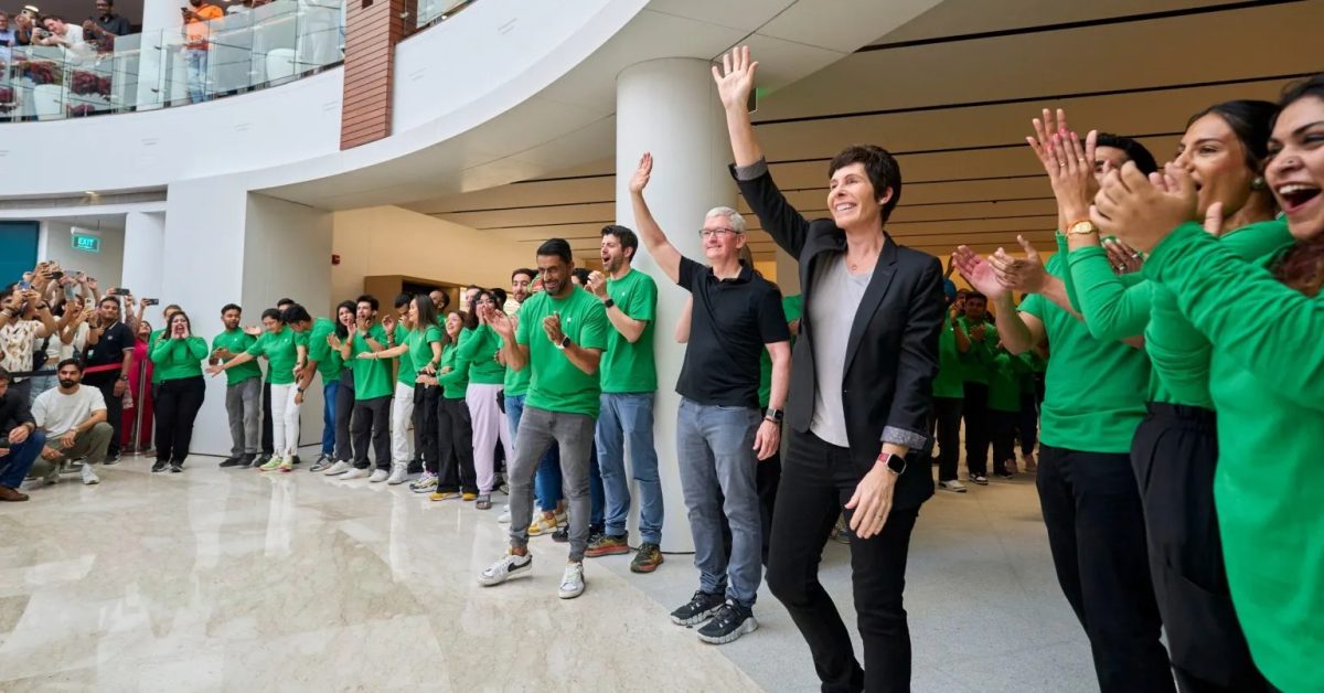 Apple Saket Delhi India opening day CEO Tim Cook SVP Deirdre OBrien.jpg.webp - plare.