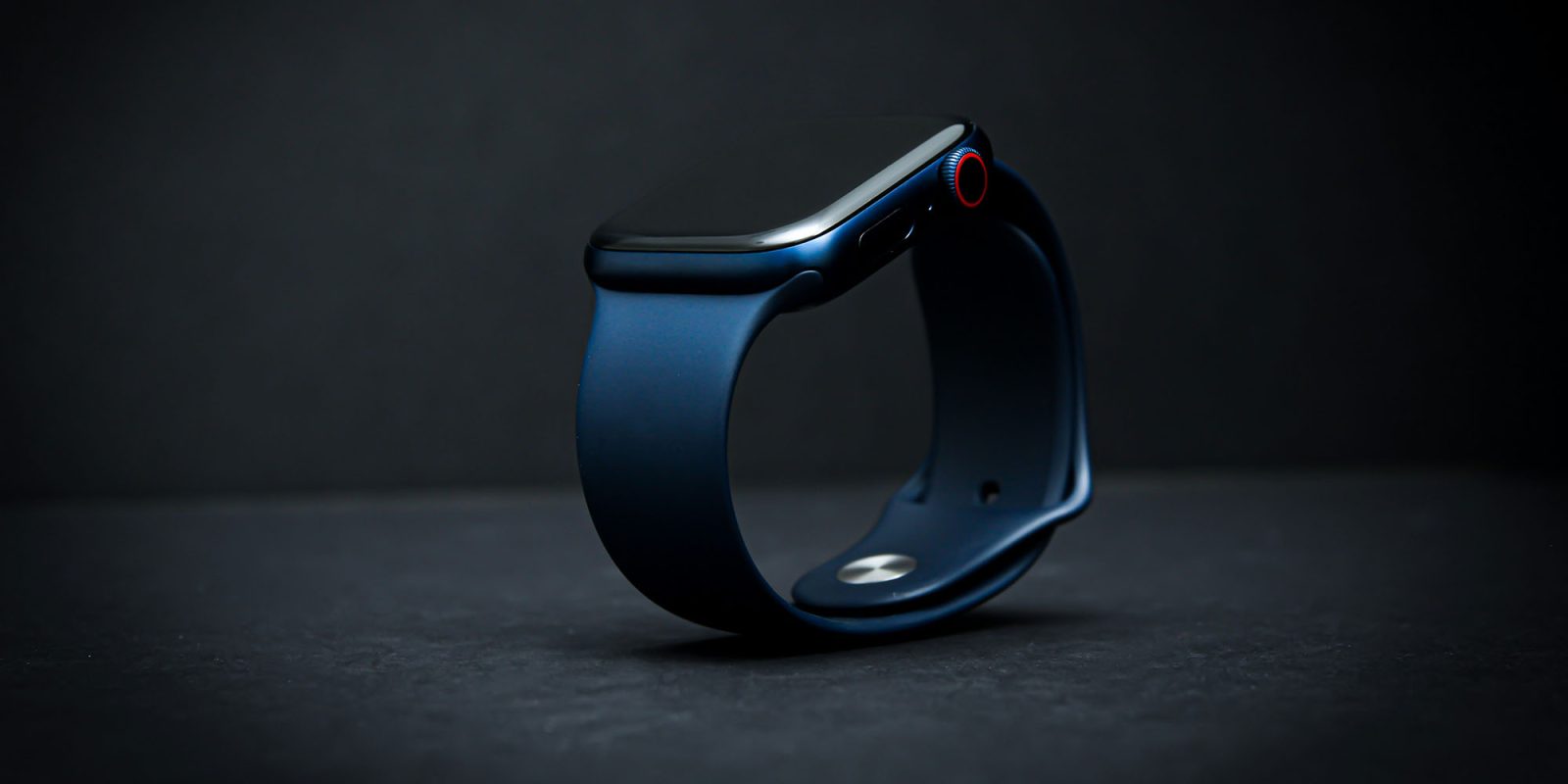 Apple Watch : un déclin mondial significatif persistant depuis deux ans Si tu souhaites plus d'options ou une autre approche, fais-le moi savoir. - plare. Apple Watch in significant global decline for two years now; new features needed | Low-key photo of a blue cellular Apple Watch