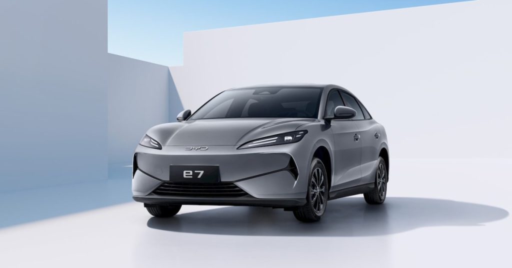 Le BYD e7, une berline électrique abordable, est désormais disponible chez les concessionnaires. Avec une motorisation de 136 ch et un prix estimé à 23 000 €, il se positionne comme une option économique sur le marché des véhicules électriques. (jtgeek.com)