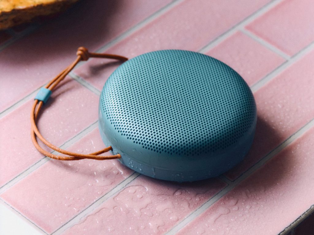 Découvrez pourquoi le Bang & Olufsen A1 3rd Gen surpasse tous les autres haut-parleurs portables en design et performance !