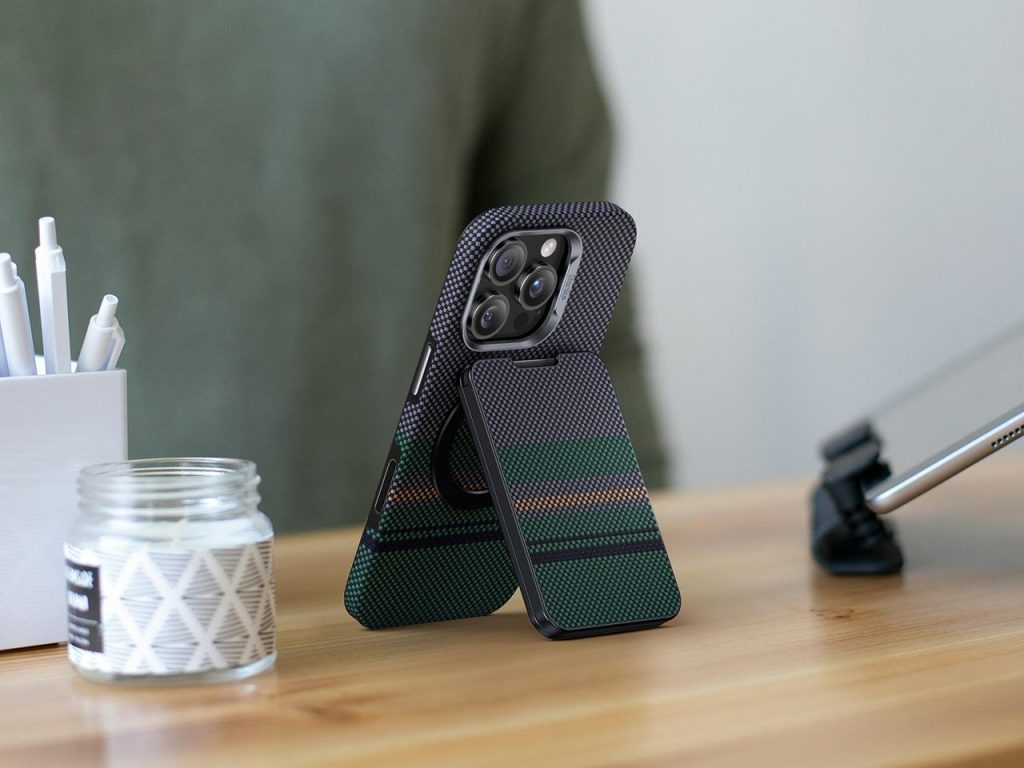 Découvrez Comment Ce Portefeuille Slim en Kevlar® MagSafe Se Transforme en Un Pratique Support Pour iPhone !