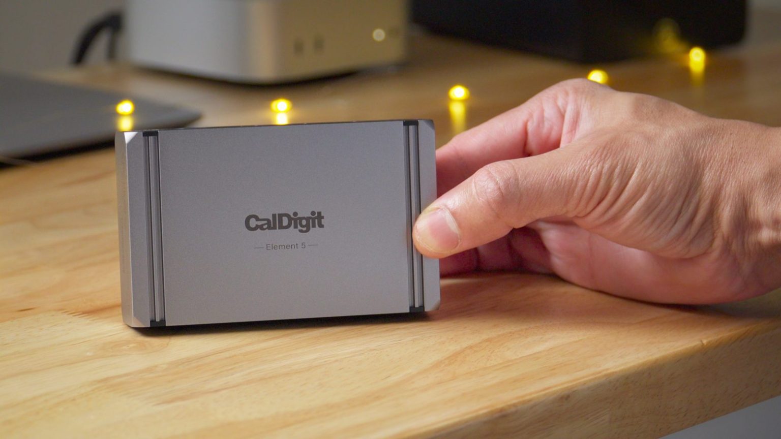 CalDigit Element 5 Hub : simplifiez votre expérience Mac avec le confort du Thunderbolt 5 et ses nombreux ports