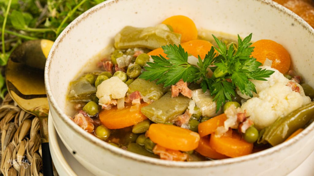 Mélange de légumes savoureux au goût de jambon pour un plat sain et réconfortant