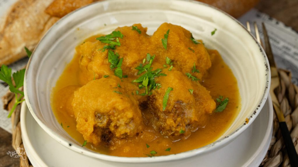Savourez de délicieuses albóndigas en sauce de carottes pour un repas réconfortant