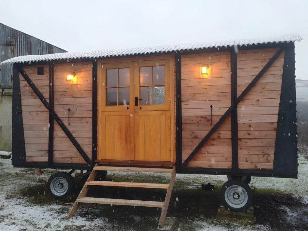 Découvrez Comment Une Rétro Voiture de Train des Années 1940 S’est Métamorphosée en Une Tiny House Confortable à Cornwall !