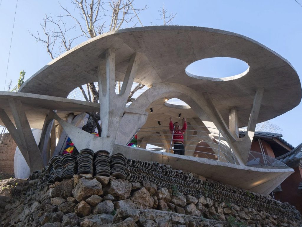 Découvrez Comment la Bibliothèque de Champignons Fantaisie Transforme un Village Rural Chinois avec un Design Écologique et un Esprit Communautaire