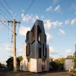 Decouvrez Comment la Maison Triangulaire Reinvente lUrbanisme Durable et Inspire - plare.