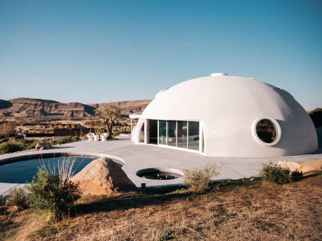 Découvrez cette incroyable maison en forme de dôme : une fusion fascinante du passé et du futur au cœur du désert !