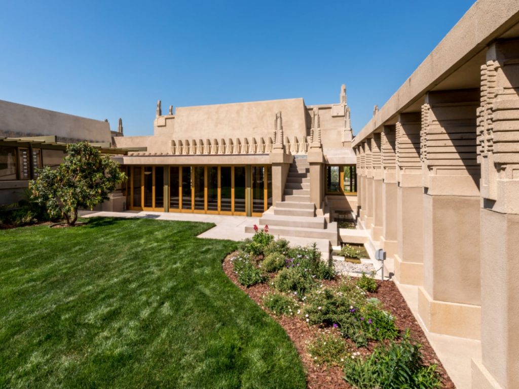Découvrez le Chef-d’Œuvre Menacé de Frank Lloyd Wright : La Maison Hollyhock, un Trésor Architectural à Sauver !