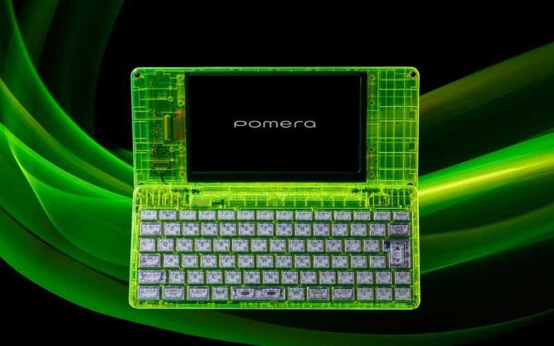 Decouvrez le Pomera DM250 Loutil Cyberpunk Transparent qui Inspire - plare.