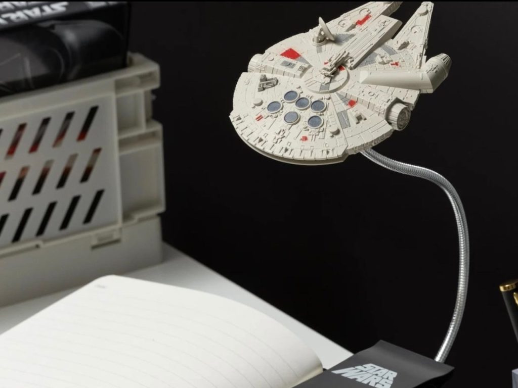 Éclairez Votre Espace avec la Lampe Poseable Millennium Falcon : Voyage Intergalactique à Portée de Main !