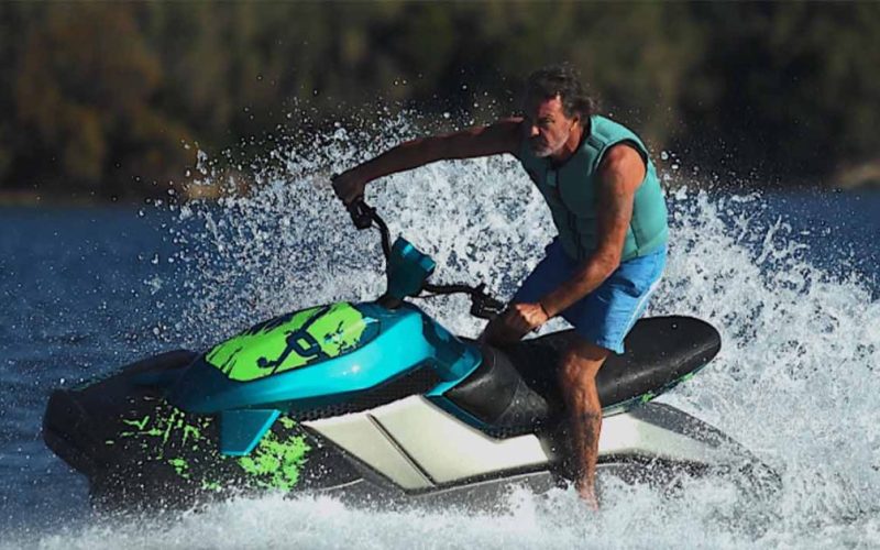 Electric watercraft E Dolphin hero - plare.