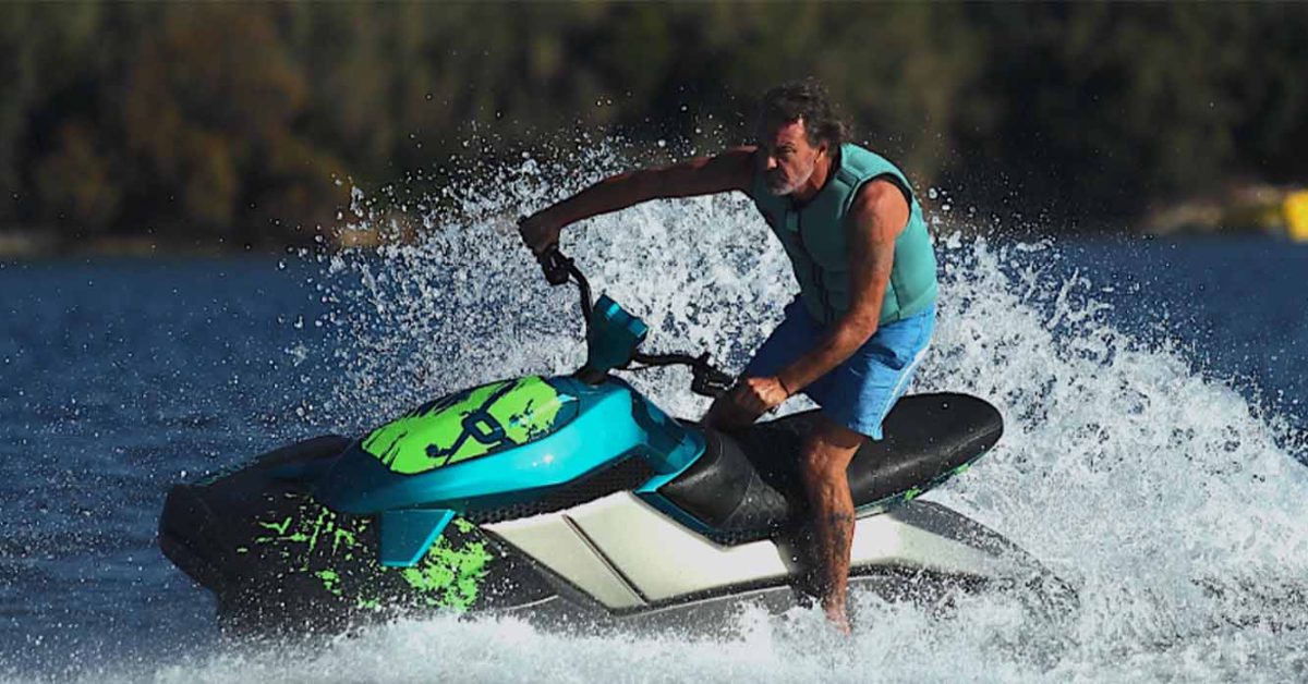 Electric watercraft E Dolphin hero - plare.