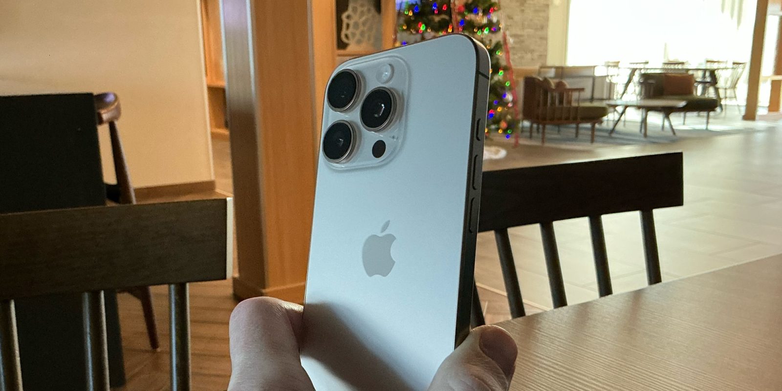 Foxconn annonce que l'IA et la robotique transformeront les chaînes de production modernes - plare. iPhone 16 Pro