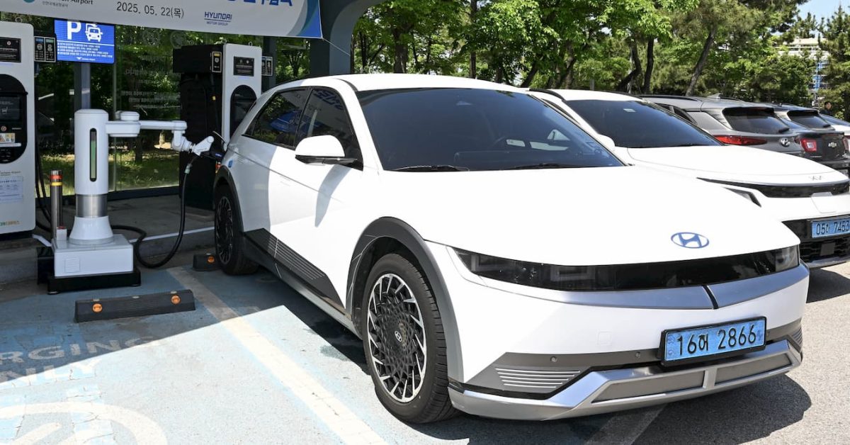 Hyundai robot EV charger - plare.