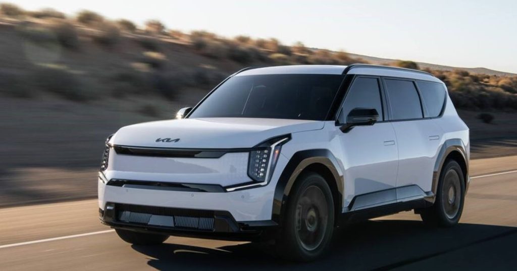 Kia annonce les tarifs de l’EV9 2026 avec des remises sur plusieurs finitions
Kia a récemment dévoilé les prix de son SUV électrique EV9 2026, accompagnés de remises attractives sur diverses finitions. Les tarifs débutent à 78 000 € pour la version d’entrée de gamme, avec des remises pouvant atteindre 18 000 $ (environ 16 500 €) en juin 2024. (e-voitures.fr) Ces offres rendent l’EV9 encore plus compétitif sur le marché des véhicules électriques.