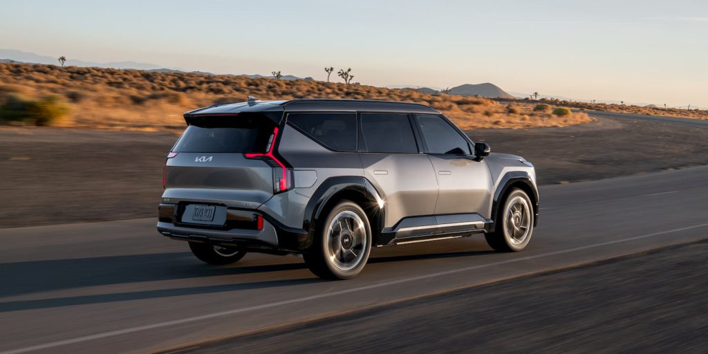 <p>Kia annonce les tarifs de l'EV9 2026 avec des remises sur plusieurs finitions</p>
<p>Kia a récemment dévoilé les prix de son SUV électrique EV9 2026, accompagnés de remises attractives sur diverses finitions. Les tarifs débutent à 78 000 € pour la version d'entrée de gamme, avec des remises pouvant atteindre 18 000 $ (environ 16 500 €) en juin 2024. (<a href="https://www.e-voitures.fr/actualite/les-remises-sur-la-kia-ev9-ont-atteint-plus-de-18-000-en-moyenne-en-juin/?utm_source=openai">e-voitures.fr</a>) Ces offres rendent l'EV9 encore plus compétitif sur le marché des véhicules électriques.</p> - plare. Kia-EV6-EV9-production