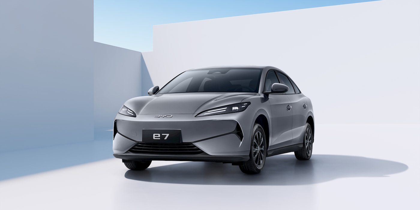 Le titre proposé est : "BYD lance le e7, une berline électrique abordable disponible en concession" Ce titre met en avant le modèle e7 de BYD, une berline électrique à prix compétitif, désormais disponible en concession. - plare. BYD-e7-EV-dealerships