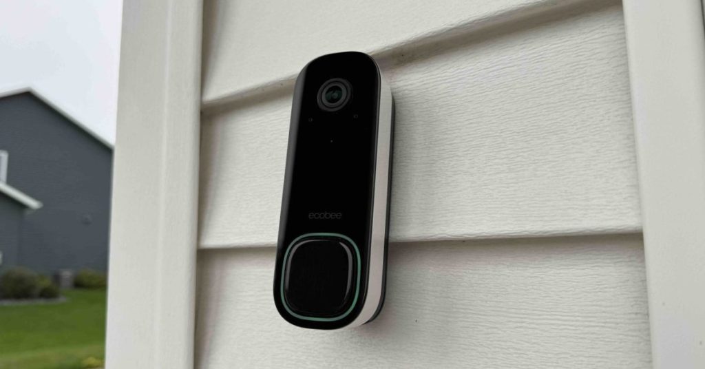 L’ecobee Smart Doorbell Camera est désormais compatible avec Google Home, offrant une intégration transparente pour votre maison connectée. Cette caméra de sonnette intelligente, au prix de 159,99 $ (environ 149 €), (amazon.com) offre une résolution 1080p, une vision nocturne jusqu’à 9 m et une détection avancée des personnes et des colis. Elle est compatible avec Apple HomeKit et Amazon Alexa, (9to5mac.com) et permet de répondre à la porte depuis n’importe quel appareil connecté. L'ecobee Smart Doorbell Camera est désormais compatible avec Google Home, offrant une intégration transparente pour votre maison connectée. Cette caméra de sonnette intelligente, au prix de 159,99 $ (environ 149 €), (amazon.com) offre une résolution 1080p, une vision nocturne jusqu'à 9 m et une détection avancée des personnes et des colis. Elle est compatible avec Apple HomeKit et Amazon Alexa, (9to5mac.com) et permet de répondre à la porte depuis n'importe quel appareil connecté.