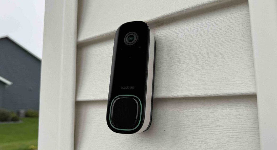 L'ecobee Smart Doorbell Camera est désormais compatible avec Google Home, offrant une intégration transparente pour votre maison connectée. Cette caméra de sonnette intelligente, au prix de 159,99 $ (environ 149 €), (amazon.com) offre une résolution 1080p, une vision nocturne jusqu'à 9 m et une détection avancée des personnes et des colis. Elle est compatible avec Apple HomeKit et Amazon Alexa, (9to5mac.com) et permet de répondre à la porte depuis n'importe quel appareil connecté.
