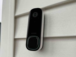 L'ecobee Smart Doorbell Camera est désormais compatible avec Google Home, offrant une intégration transparente pour votre maison connectée. Cette caméra de sonnette intelligente, au prix de 159,99 $ (environ 149 €), (amazon.com) offre une résolution 1080p, une vision nocturne jusqu'à 9 m et une détection avancée des personnes et des colis. Elle est compatible avec Apple HomeKit et Amazon Alexa, (9to5mac.com) et permet de répondre à la porte depuis n'importe quel appareil connecté.