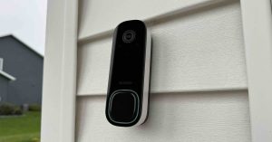 L'ecobee Smart Doorbell Camera est désormais compatible avec Google Home, offrant une intégration transparente pour votre maison connectée. Cette caméra de sonnette intelligente, au prix de 159,99 $ (environ 149 €), (amazon.com) offre une résolution 1080p, une vision nocturne jusqu'à 9 m et une détection avancée des personnes et des colis. Elle est compatible avec Apple HomeKit et Amazon Alexa, (9to5mac.com) et permet de répondre à la porte depuis n'importe quel appareil connecté.