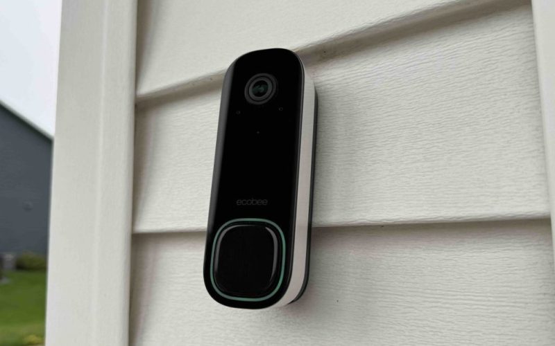 L'ecobee Smart Doorbell Camera est désormais compatible avec Google Home, offrant une intégration transparente pour votre maison connectée. Cette caméra de sonnette intelligente, au prix de 159,99 $ (environ 149 €), (amazon.com) offre une résolution 1080p, une vision nocturne jusqu'à 9 m et une détection avancée des personnes et des colis. Elle est compatible avec Apple HomeKit et Amazon Alexa, (9to5mac.com) et permet de répondre à la porte depuis n'importe quel appareil connecté.