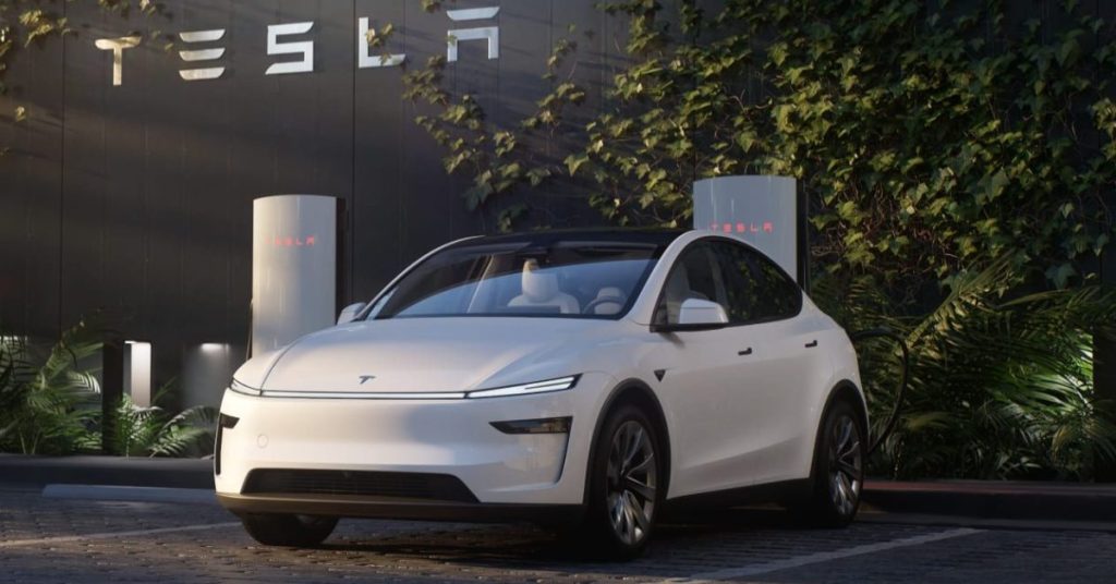 Tesla (TSLA) a connu une baisse significative de ses ventes de véhicules électriques fabriqués en Chine, avec une chute de 49,2 % en février 2025 par rapport à l’année précédente, totalisant 30 688 unités, le plus bas niveau depuis août 2022. (reuters.com) Cette tendance s’est poursuivie en mars, avec une diminution de 11,5 % par rapport à l’année précédente, malgré une augmentation de 156,9 % des livraisons de Model 3 et Model Y par rapport à février. (reuters.com) En revanche, le concurrent chinois BYD a enregistré une hausse de 23,1 % de ses ventes en mars, avec 371 419 unités vendues. (reuters.com)
Cette situation s’inscrit dans un contexte de concurrence accrue sur le marché chinois des véhicules électriques, avec l’arrivée de nouveaux modèles concurrents et une guerre des prix intense. Pour contrer cette dynamique, Tesla prévoit de produire une version plus abordable du Model Y à Shanghai l’année prochaine afin de renforcer sa position sur le marché chinois. (reuters.com)
Tesla confronté à une concurrence accrue en Chine:
Tesla’s China-made EV sales fall 6% y/y in April as woes deepen
Tesla’s China-made EV sales fall to lowest since August 2022
Tesla’s China-made EV sales fall 11.5% y/y in March