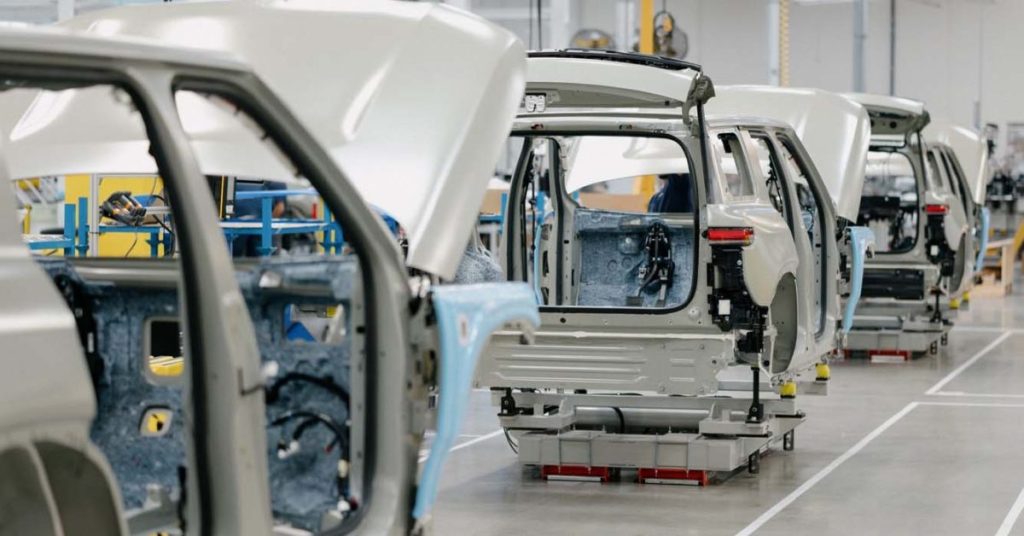 Rivian dévoile de nouvelles images des prototypes de validation R2 par RJ Scaringe.