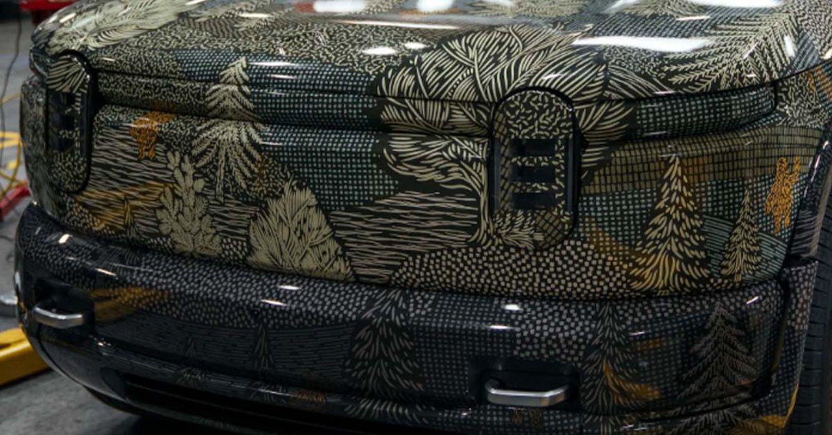 Rivian wraps R2 - plare.