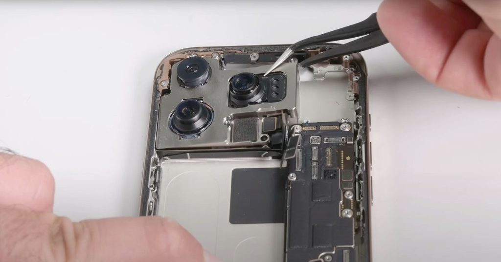 Les exportations d’iPhone depuis l’Inde ont atteint 11,5 millions d’unités entre janvier et avril, représentant une valeur d’environ 10 milliards de dollars, soit environ 9 milliards d’euros au taux de change actuel.
Cette performance souligne la position croissante de l’Inde en tant que centre de production majeur pour les smartphones, notamment les iPhones.
Les exportations d’iPhone depuis l’Inde ont atteint 11,5 millions d’unités entre janvier et avril, représentant une valeur d’environ 10 milliards de dollars, soit environ 9 milliards d’euros au taux de change actuel.
Cette performance souligne la position croissante de l’Inde en tant que centre de production majeur pour les smartphones, notamment les iPhones.