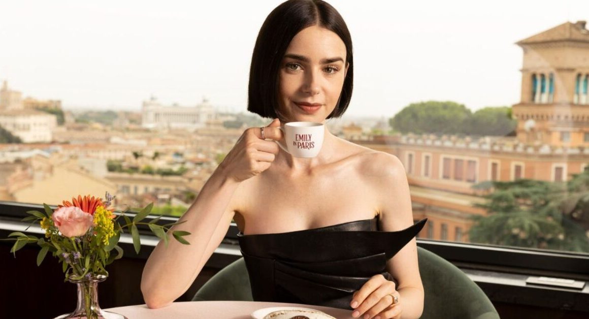 Emily in Paris 5: le riprese iniziano a Roma. Lily Collins svela il primo selfie dal set