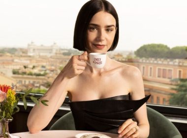 Emily in Paris 5: le riprese iniziano a Roma. Lily Collins svela il primo selfie dal set
