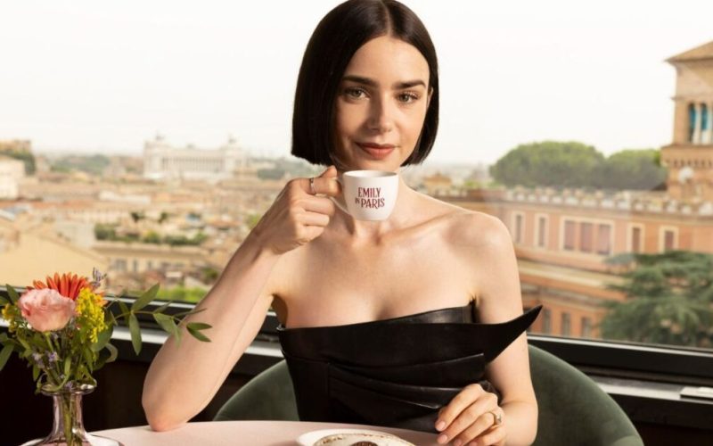 Emily in Paris 5: le riprese iniziano a Roma. Lily Collins svela il primo selfie dal set