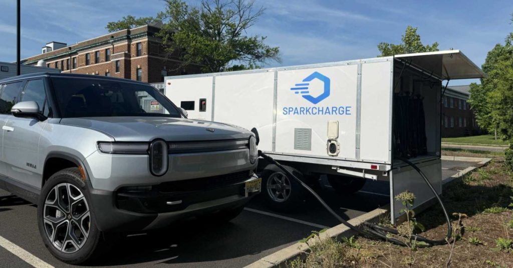Avec une levée de fonds de 30 millions de dollars, SparkCharge électrifie la recharge des flottes de véhicules électriques hors réseau