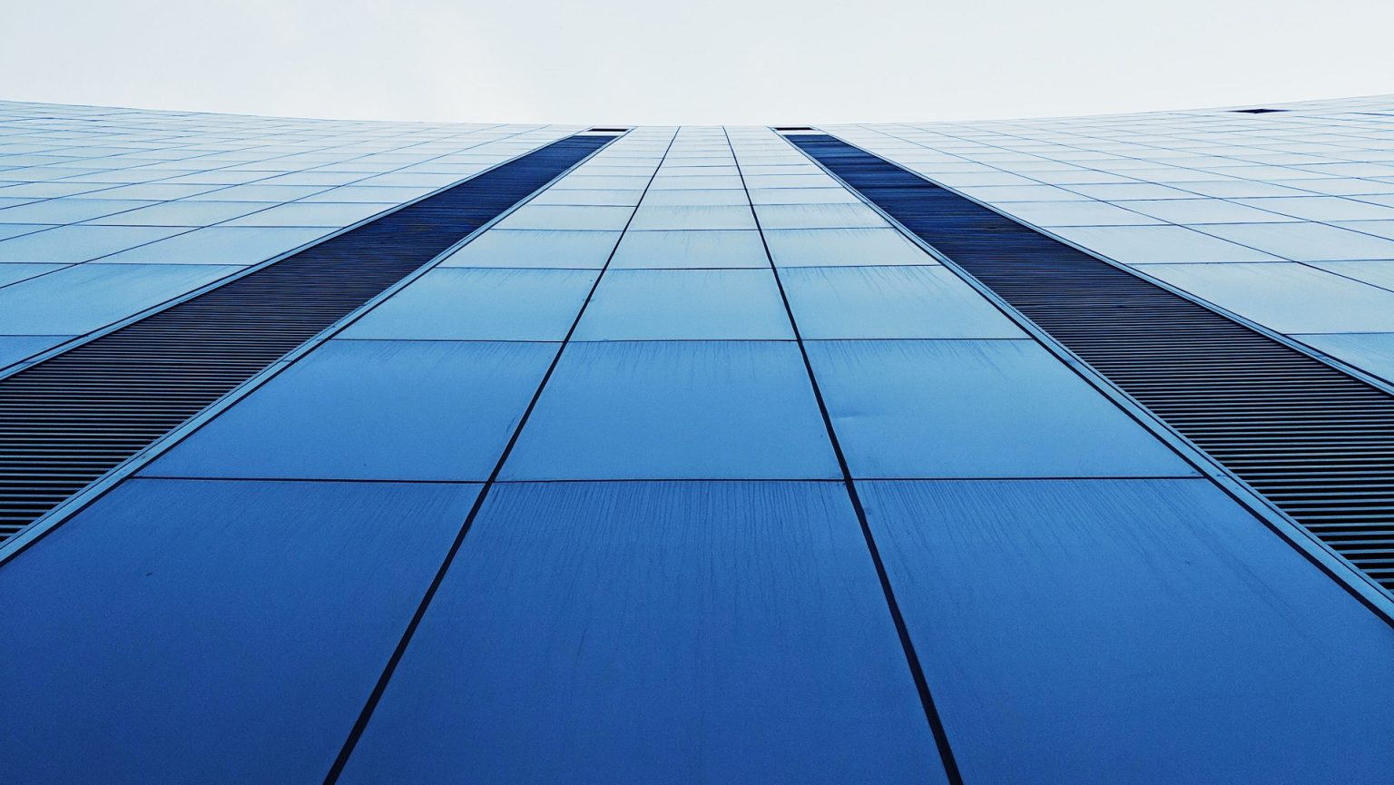 Innovations durables en agriculture solaire : solutions photovoltaïques, flottantes et thermiques pour une énergie éco-efficace.