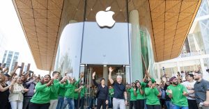 Tim Cook opens Apple BKC - plare.