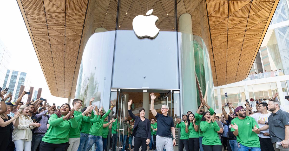 Tim Cook opens Apple BKC - plare.