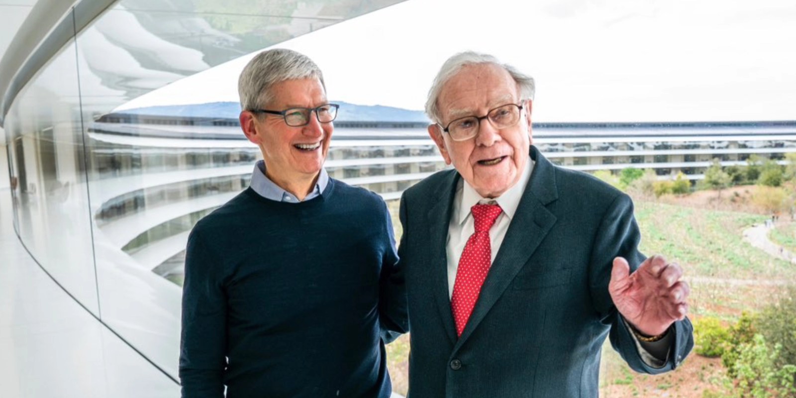 Tim Cook sur Warren Buffett : un privilège inestimable d'apprendre d'un géant de l'investissement - plare. Tim Cook et Warren Buffett