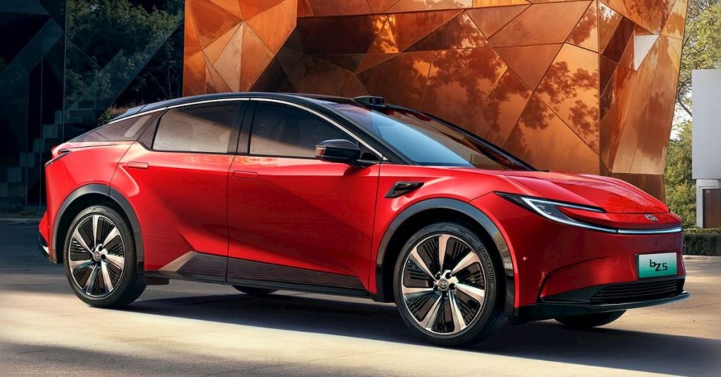 Toyota lance le bZ5 : la nouvelle citadine électrique intelligente pour le marché chinois, à la pointe de la technologie.