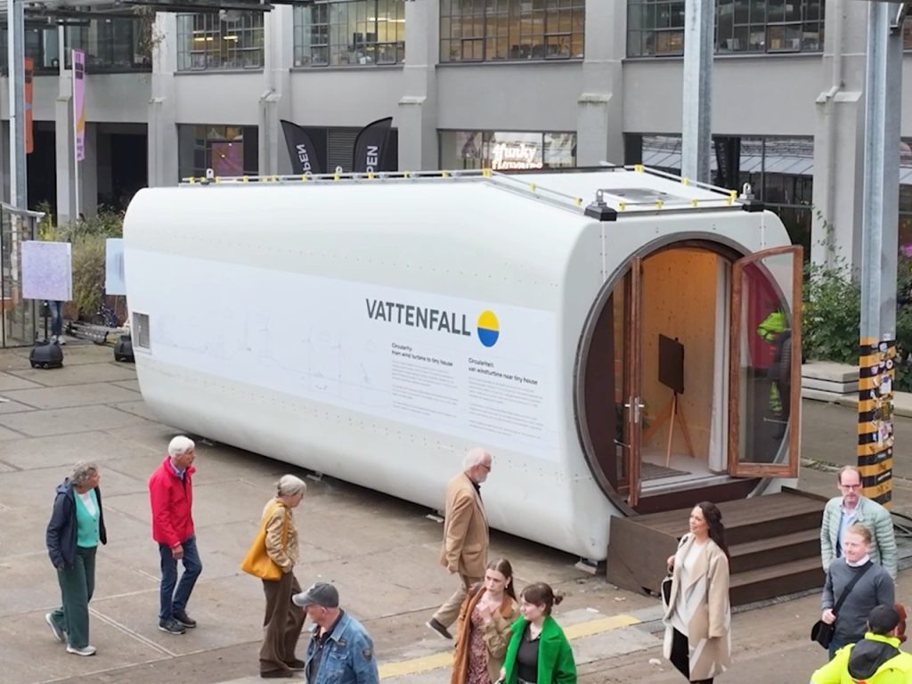Transformez votre espace avec la Tiny House Nestlé : La Nacelle d’Éolienne Réinventée pour un Style de Vie Compact !