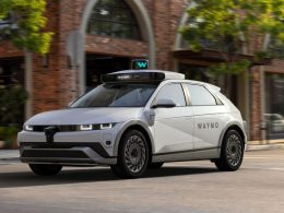 Waymo hires former Tesla Executive 1000x600 - plare.