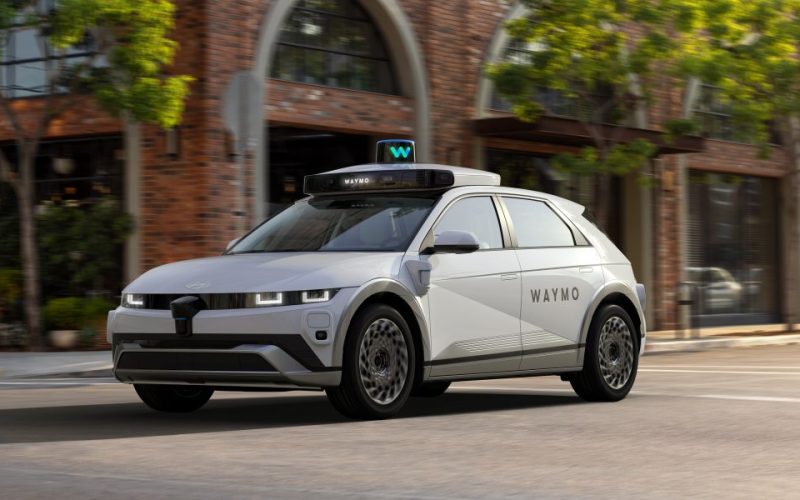 Waymo hires former Tesla Executive 1000x600 - plare.