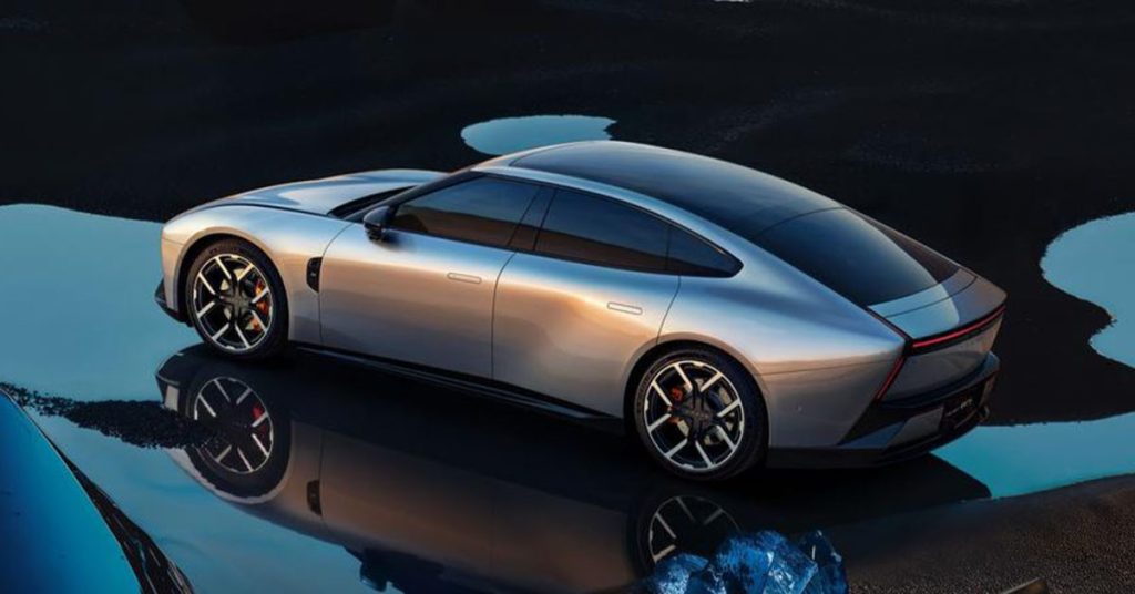 XPeng a dévoilé sa berline P7 de nouvelle génération, alliant performance et technologie avancée.
La P7+ est proposée en trois versions :
Version d’entrée de gamme : 186 800 yuans (environ 25 000 €)
Version longue portée : 198 800 yuans (environ 27 000 €)
Édition limitée : 218 800 yuans (environ 29 500 €)
Ces prix sont compétitifs par rapport à des modèles similaires sur le marché chinois.
La P7+ se distingue par son autonomie impressionnante, atteignant jusqu’à 725 km avec la batterie de 76,3 kWh. Elle est équipée du système d’IA Tianxian, intégrant le modèle X-GPT de Xpeng, offrant des interactions vocales naturelles et une conduite autonome avancée.
Pour plus de détails, consultez la vidéo de présentation ci-dessous :