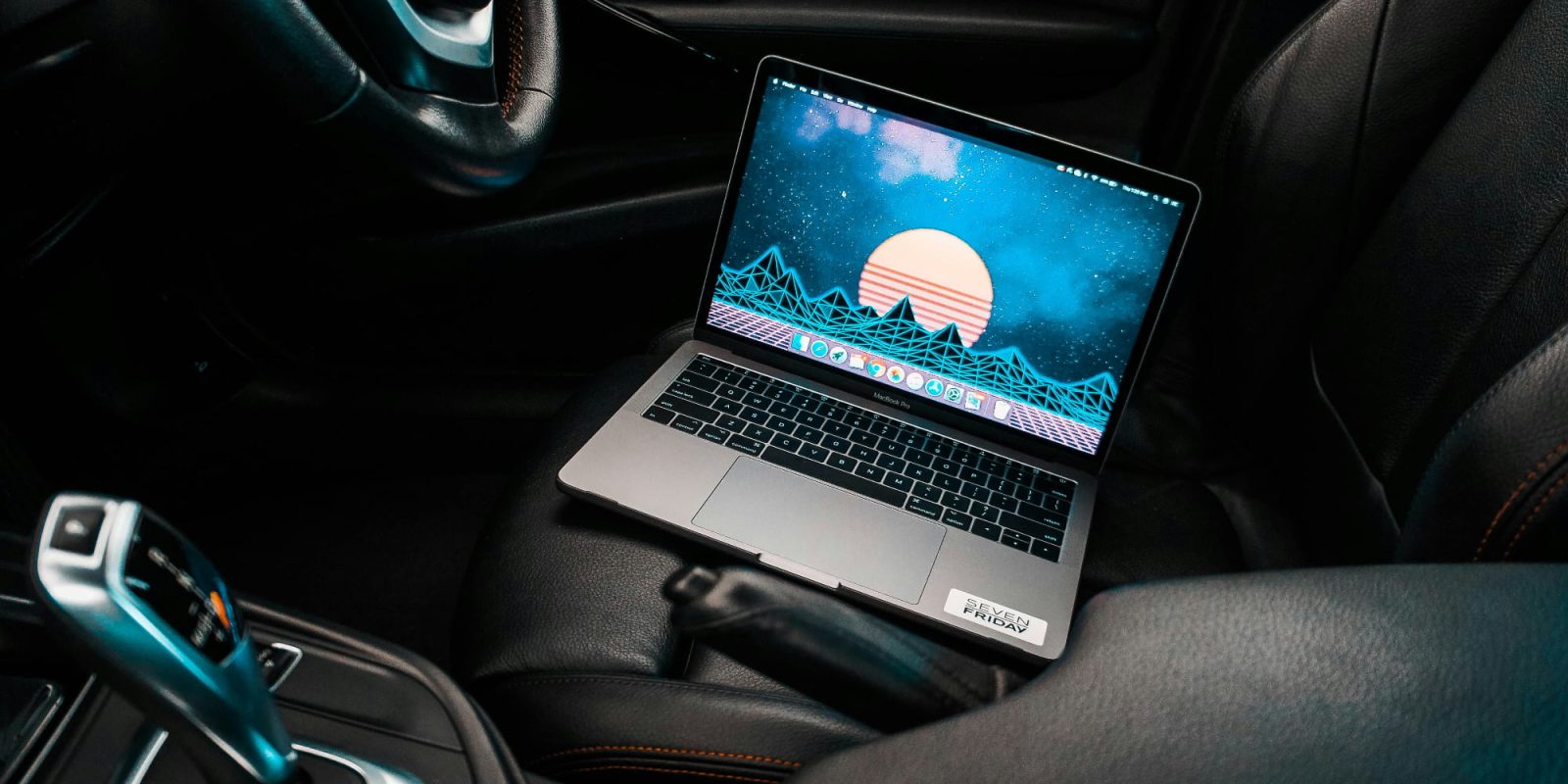 Image d’un Mac dans une voiture
